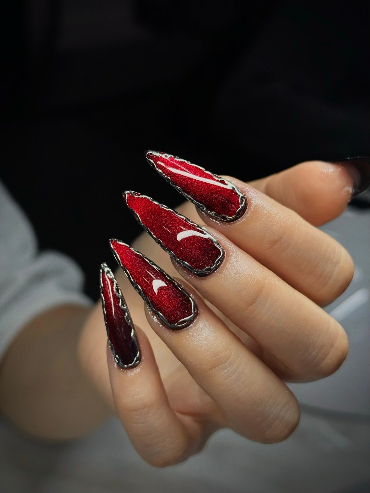 Roter Glitzer-Stiletto – Nageldesign von Nail Gallery Frankfurt